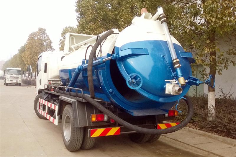 Isuzu NPR vacuum suction truck