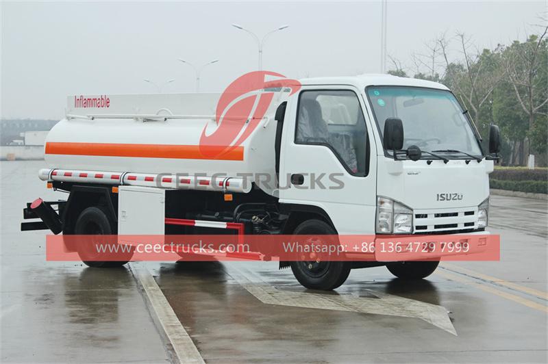 Isuzu mini 5000L oil tank truck