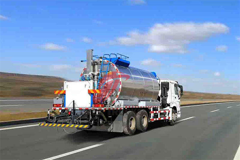 Isuzu GIGA 6x4 bitumen sprayer truck