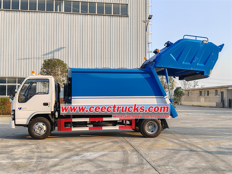 Isuzu NKR 600P waste compression truck