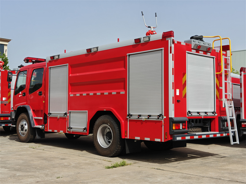 Isuzu FVR tanker fire engine