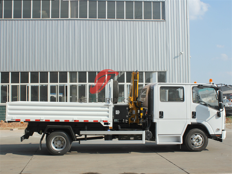 Isuzu folding crane cargo truck