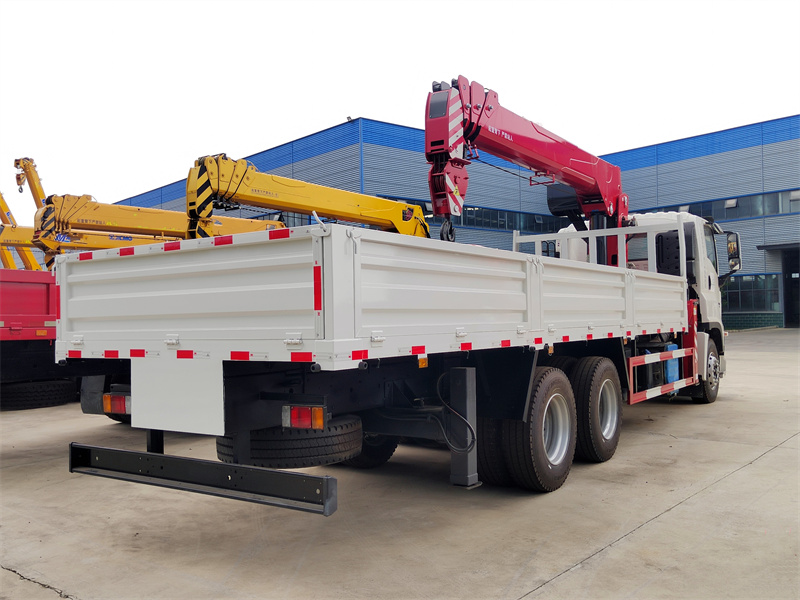 Isuzu GIGA 6x4 cargo truck mounted 12 tons crane