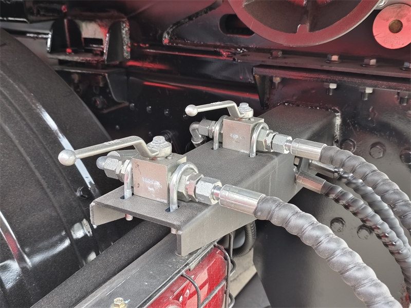 Removable garbage compactor station hydraulic pipe connector