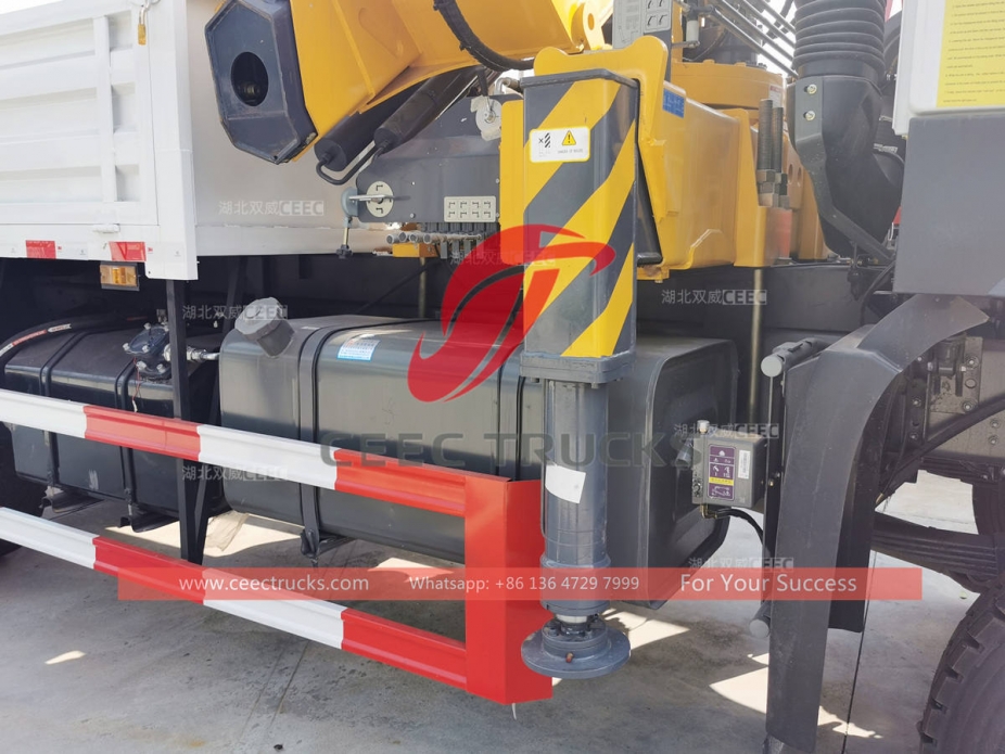 HOWO 4×4 AWD Truck Mounted Crane for sale