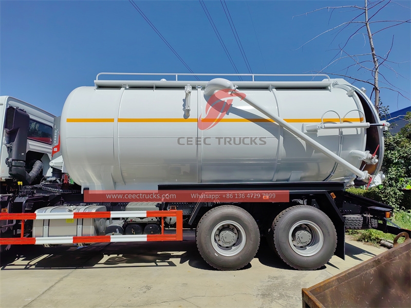 Sinotruk Heavy duty Vacuum Sewage Suction trucks with factory direct sale