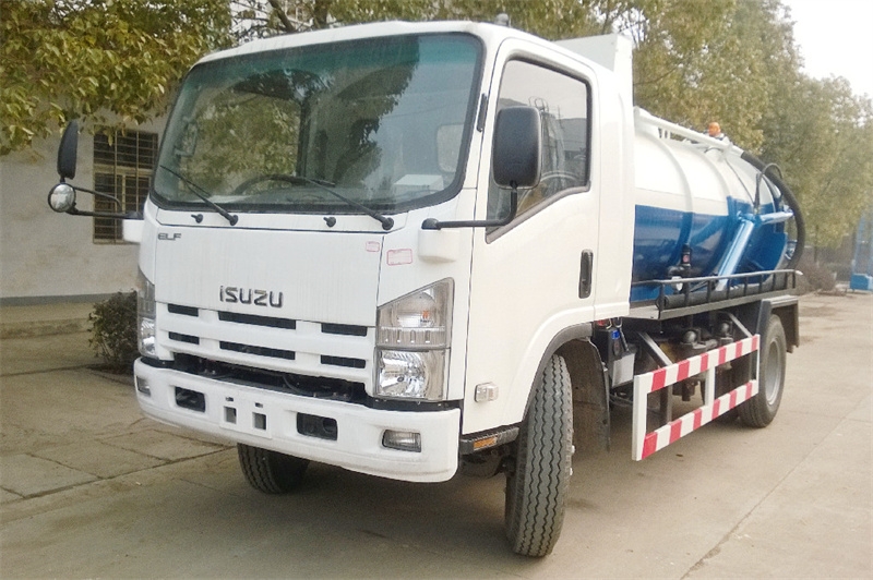 Isuzu NPR vacuum suction truck made in China