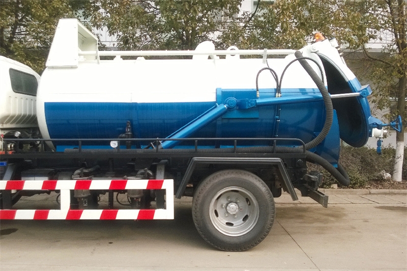 Isuzu NPR vacuum suction truck made in China