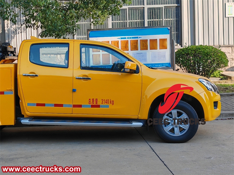 Customized Isuzu 4x4 pickup wrecker truck