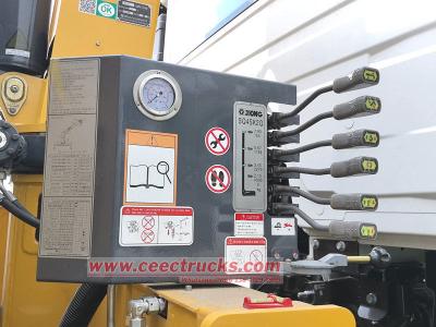 Sinotruk 6wheeler service truck crane