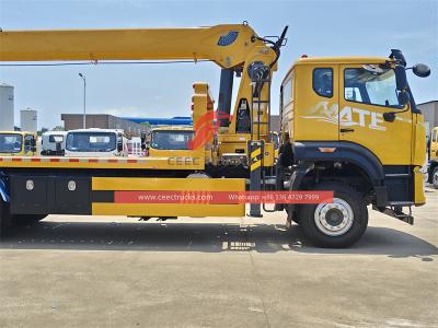 Sinotruk new cabin wrecker truck with 8T crane