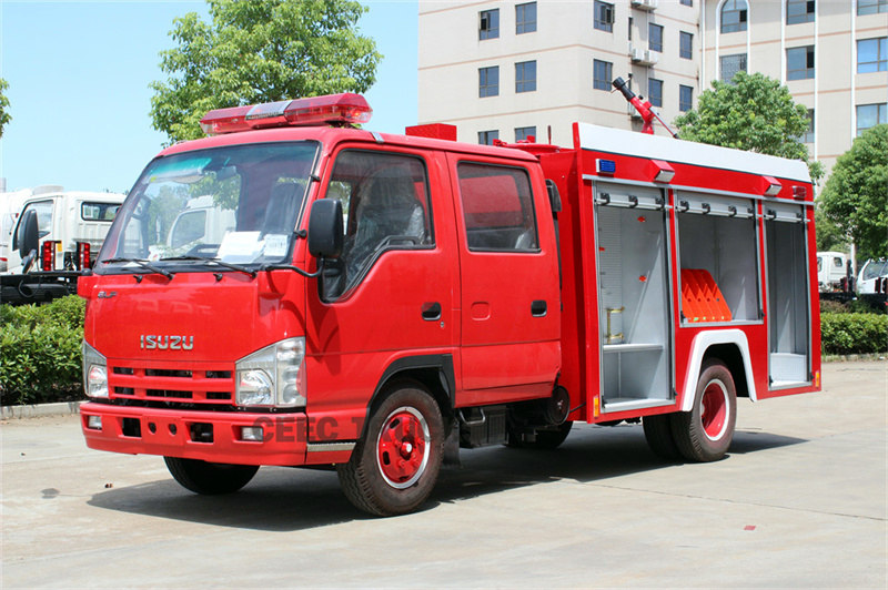 Mantenimiento del camión de bomberos con tanque de agua Isuzu