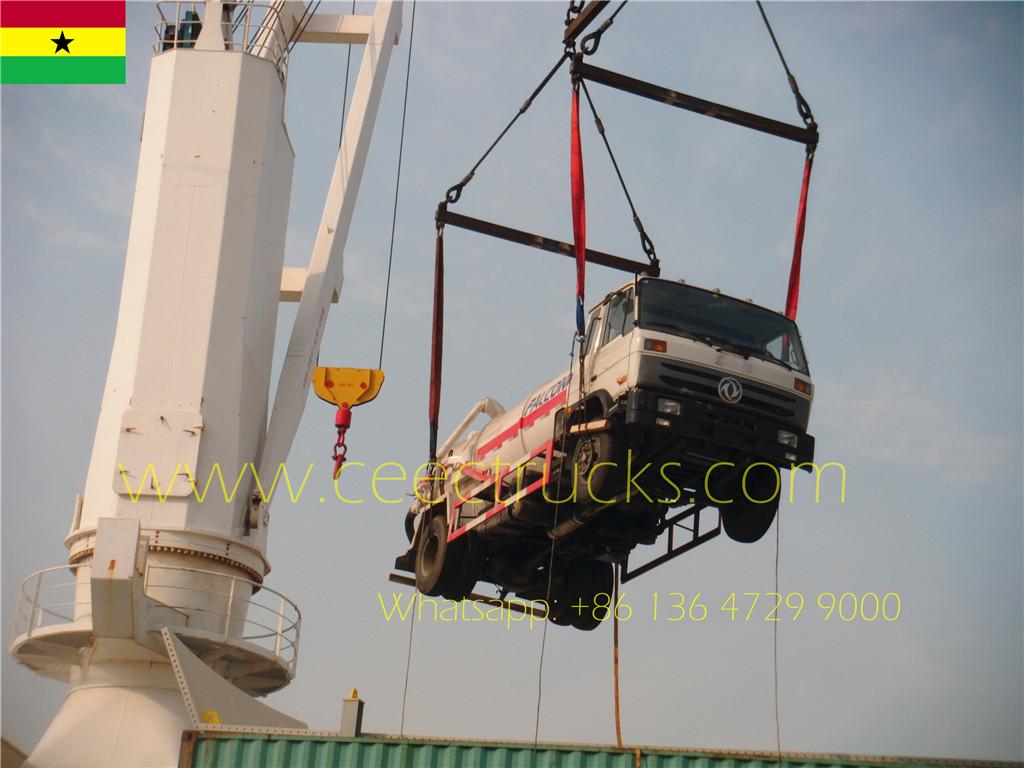 Un cliente de Ghana compra dos vaciadores de pozos negros Dongfeng de 8 cbm.
