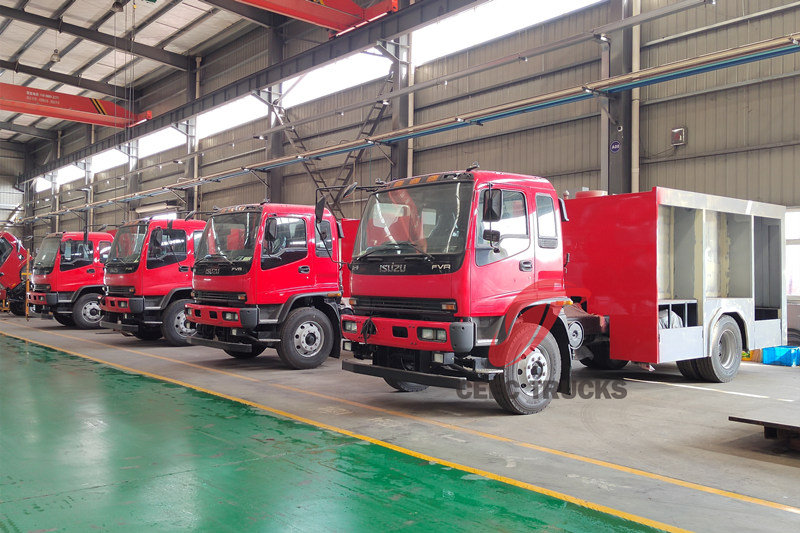 Camión de bomberos con tanque de agua ISUZU FVR de 4 unidades en producción