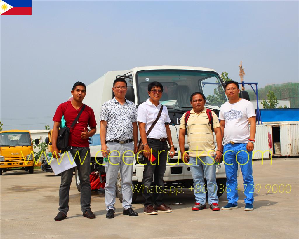 Un cliente filipino nos visitó para examinar su camión barredor de carreteras ISUZU 4CBM