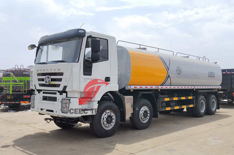 Camión cisterna de agua IVECO 8x4 20cbm con rociadores de agua