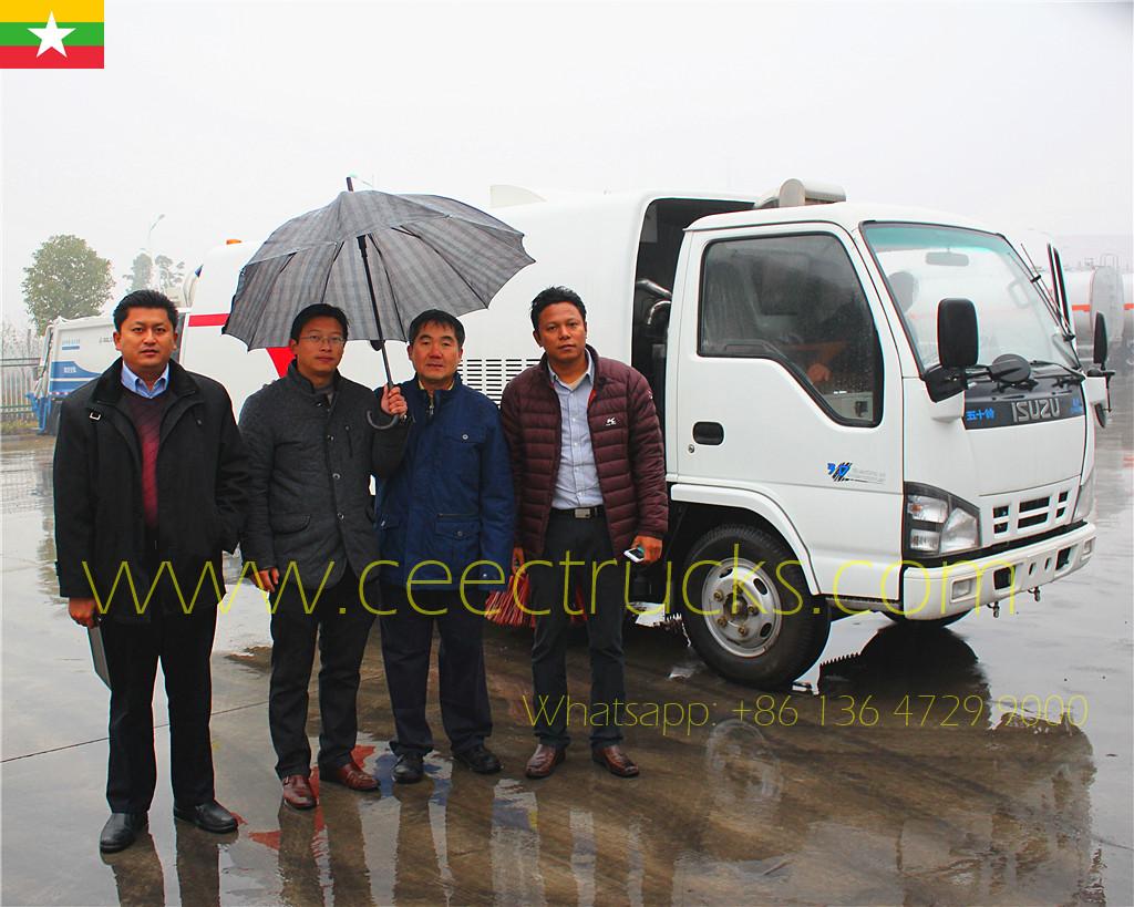 Clientes de países de Asia nos visitan probando la barredora de carreteras ISUZU 8CBM encargada