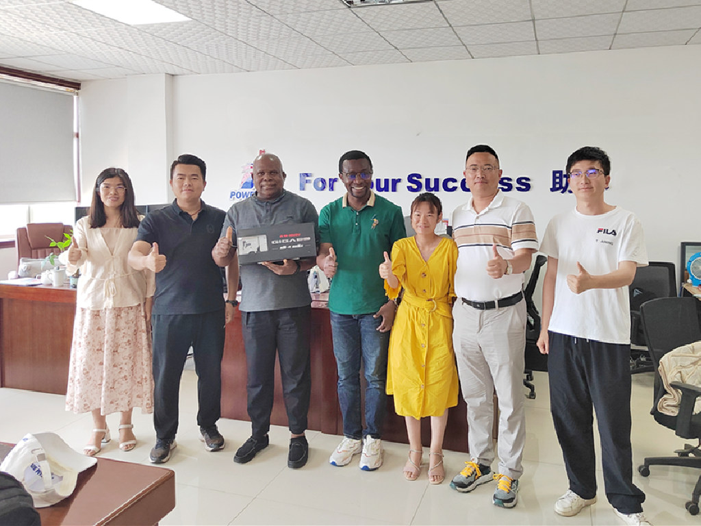 Los clientes de Etiopía nos visitan para comprar el camión con pluma aérea ISUZU de 20 m