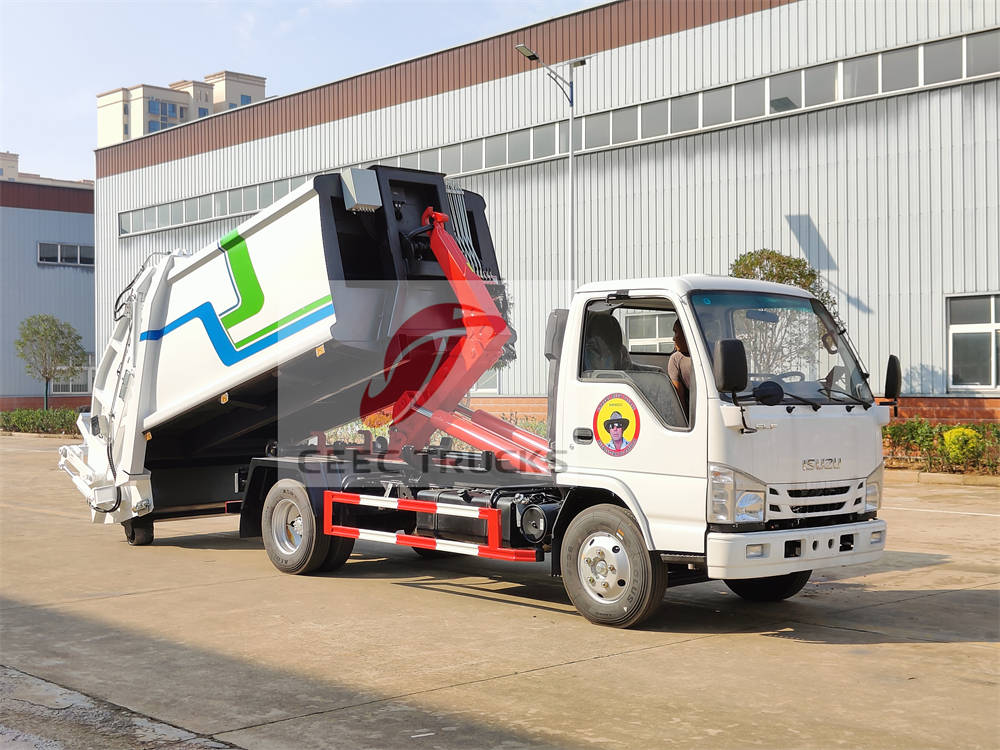 CEEC TRUCKS lanza el cargador trasero Isuzu 600P con gancho elevador