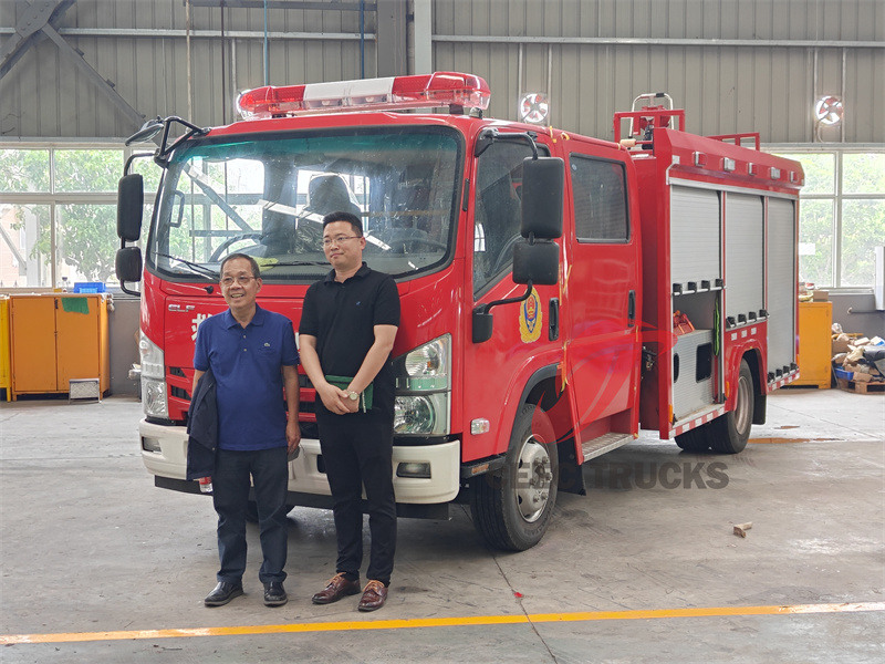 Clientes de Filipinas visitan para comprar el camión de bomberos Isuzu 2000L