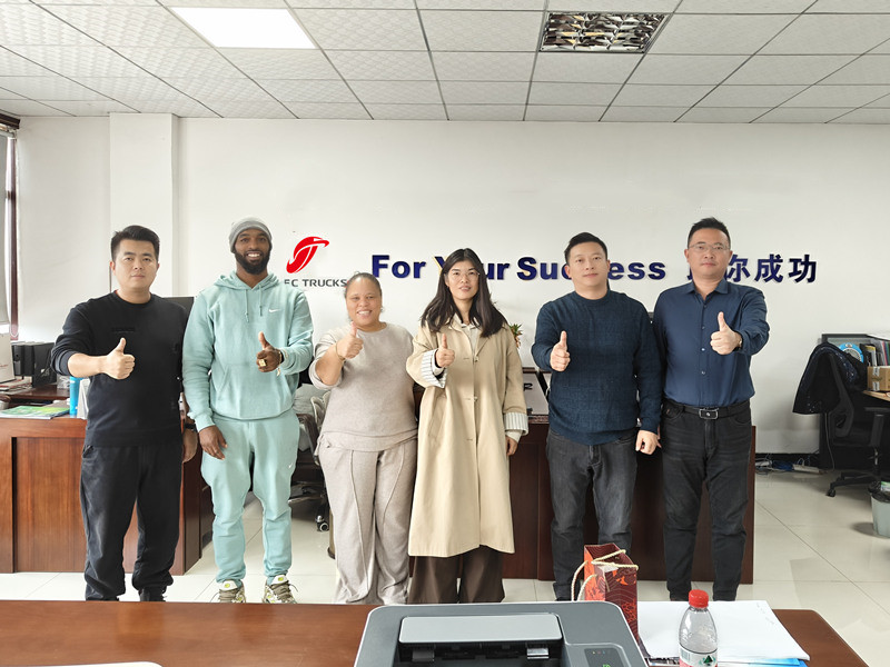 Cliente de Ecuador visita fábrica de CEEC para inspección de camiones de basura ISUZU